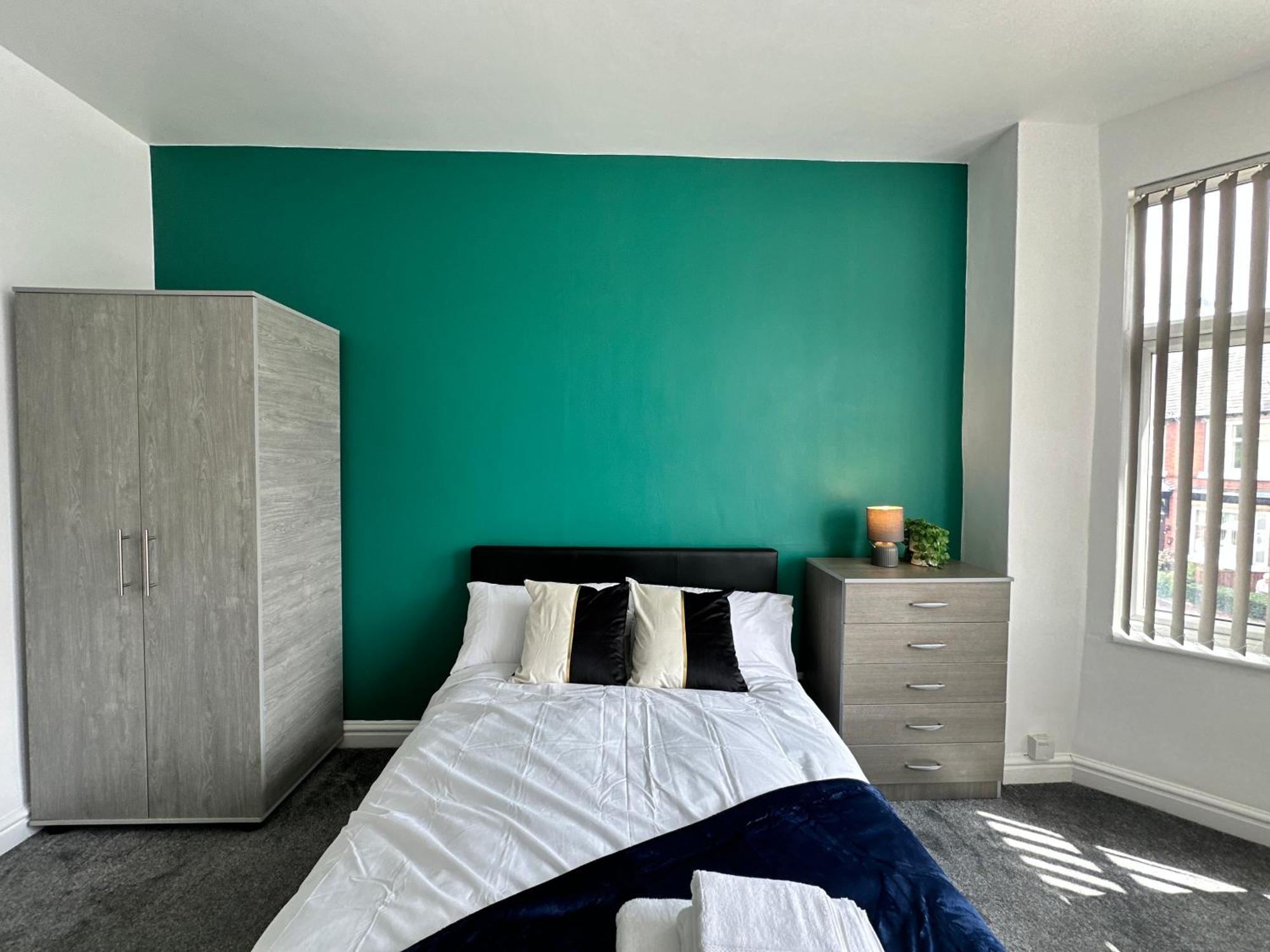 Daisybank Co-living - Private Self-cater Manchester